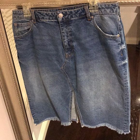H&M Frayed-Hem Front Slit 5-Pockets Pencil Denim Skirt Medium Wash Size 14 EUC - Picture 1 of 7